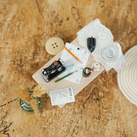 DIY Wichtelwelt - Tisch - Nähmaschine - Knopf - Stiftehalter - Postkarte