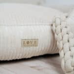 DIY Stoffe Inspiration - Hundekörbchen - Tierbett - Tierkörbchen Animal - Katzenkörbchen - Velvet Natur - Boucle Sandbeige - Label - Kissen