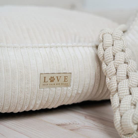 DIY Stoffe Inspiration - Hundekörbchen - Tierbett - Tierkörbchen Animal - Katzenkörbchen - Velvet Natur - Boucle Sandbeige - Label - Kissen