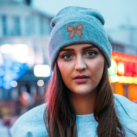 Frau Beanie Label Schleife Mu