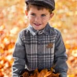 Junge Karo Hemd Label Auto Mit Tanne Mu