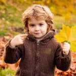 Junge Jacke Braun Label Auto Mit Tanne Mu