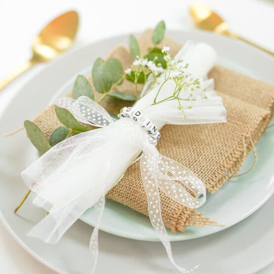 DIY Stoffe Inspiration - Gießen - Formen - Silikon - Weiß - Jute - Basteln - Buchstabenperlen - Organzaband