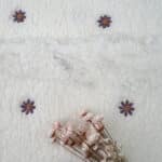 Boucle Gestickte Blumen Wollweiss B Ware 1