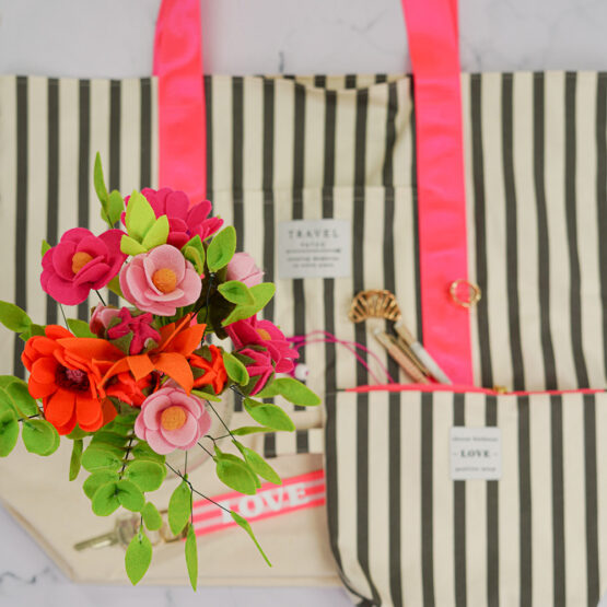 Diy Stoffe Inspiration 613b Strand Kosmetik Tasche Paket Label Neon Streifen Pink Filz Schluessel Blume Draht Plott Love Webband